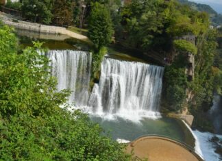 How to Divide Land Won in War